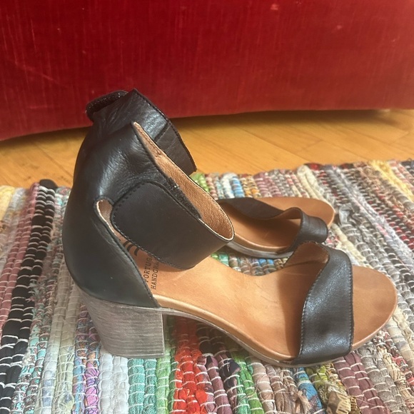 EOS Black and Tan Leather Sandals 39/8.5 - Picture 3 of 16